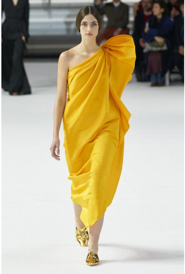  موديلات فساتين كاجوال خريف 2020 بقصة الكتف الواحد من دار Carolina Herrera