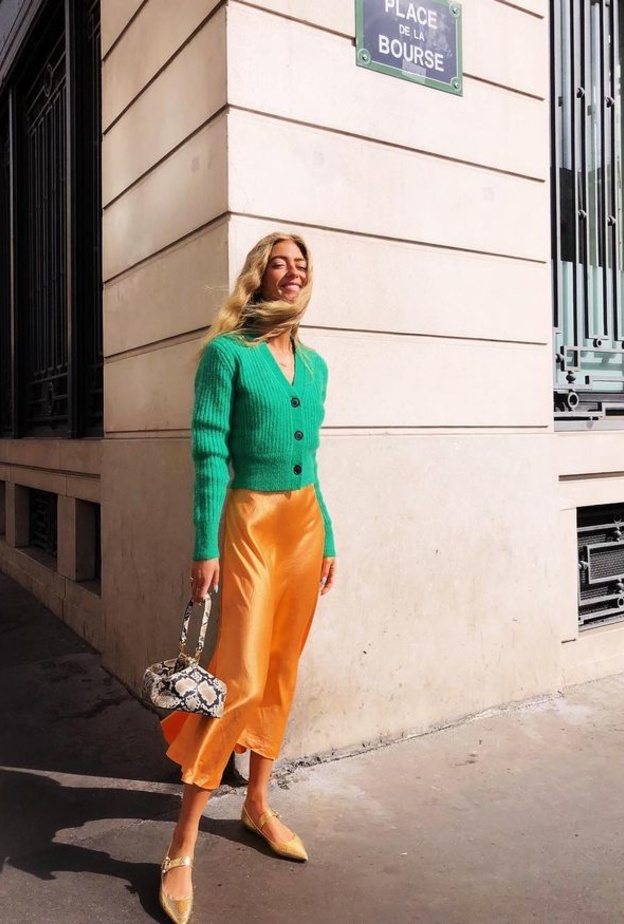 طرق تنسيق الكارديغان مع موديلات التنانير الحرير