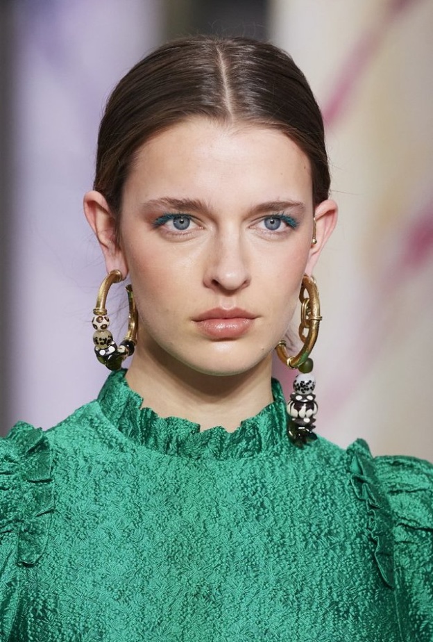 احدث صيحات الماسكارا الزرقاء على الرموش العليا من دار Ulla Johnson