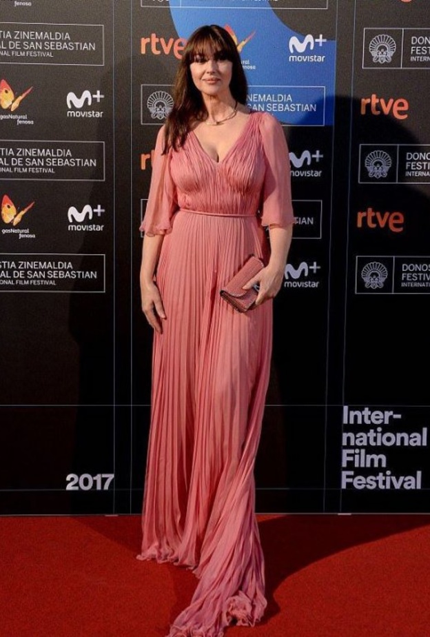  فستان طويل ناعم باللون الزهري اختارته مونيكا بيلوتشي على السجادة الحمراء