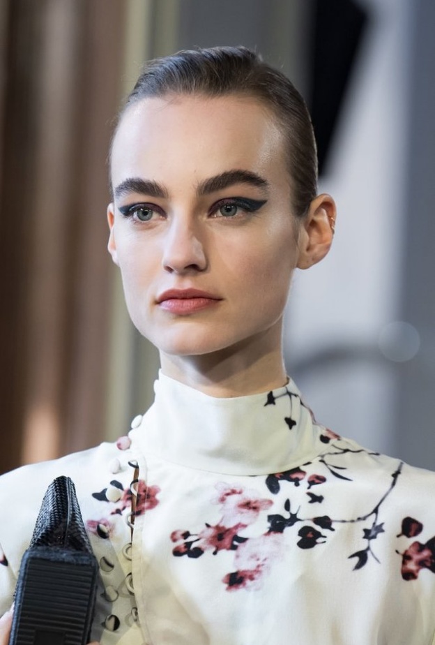 رسمات مكياج بلونين مختلفين بين البنفسجي والزيتي من دار Altuzarra