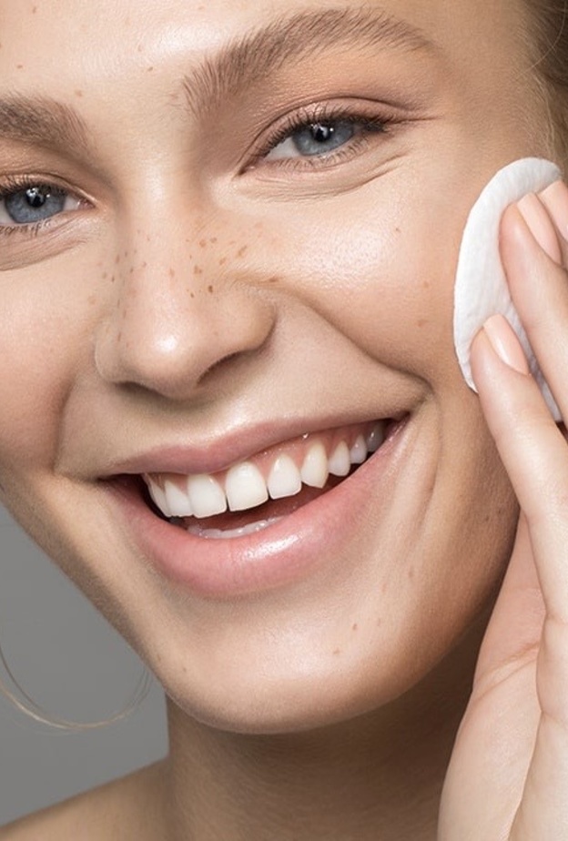 اعتمدي التونر على البشرة الدهنية لمنع ظهور البثور