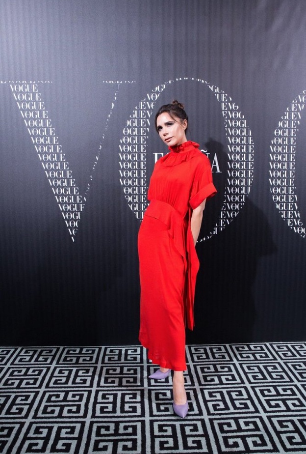  تعشق تصاميم الفساتين الجذابة والبسيطة باللون الأحمر الحيوي