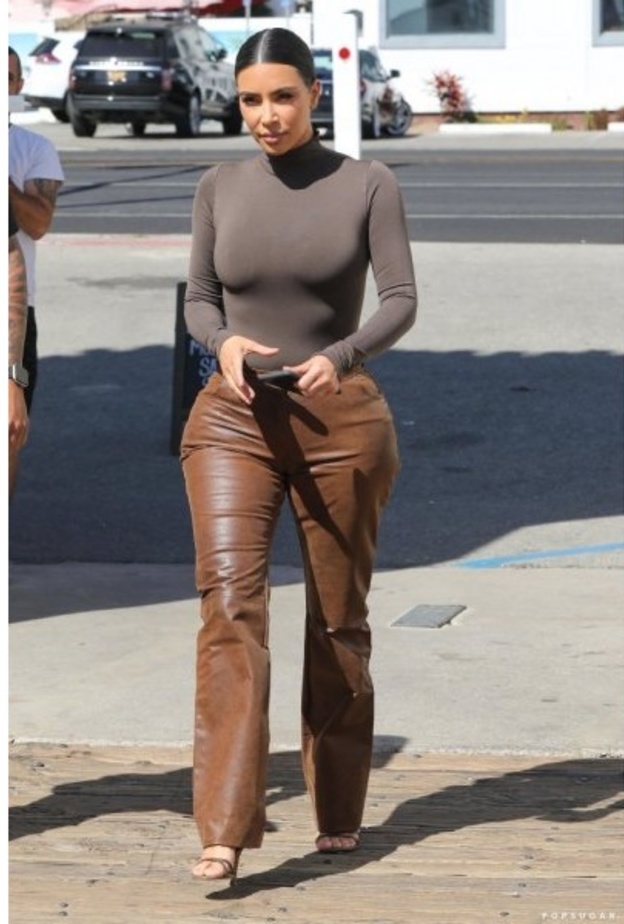  كيفية تنسيق البنطلون الجلد البني على طريقة النجمة الامريكية كيم كردشيان