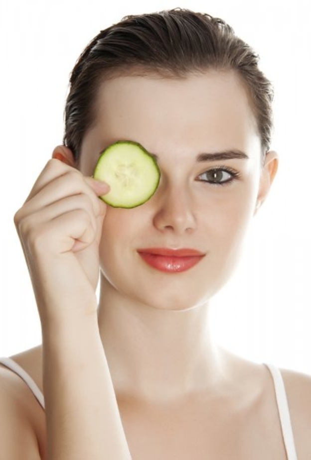 خلطات طبيعية لعلاج انتفاخ العين استعدادا ليوم المرأة الإماراتية