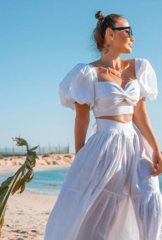 غنى غندور تألقت بالكروب توب والتنورة الماكسي