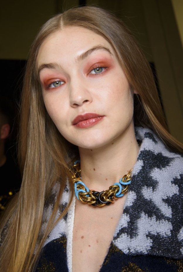 طريقة عمل مكياج عيون مشمشي لخريف 2020 من دار Missoni