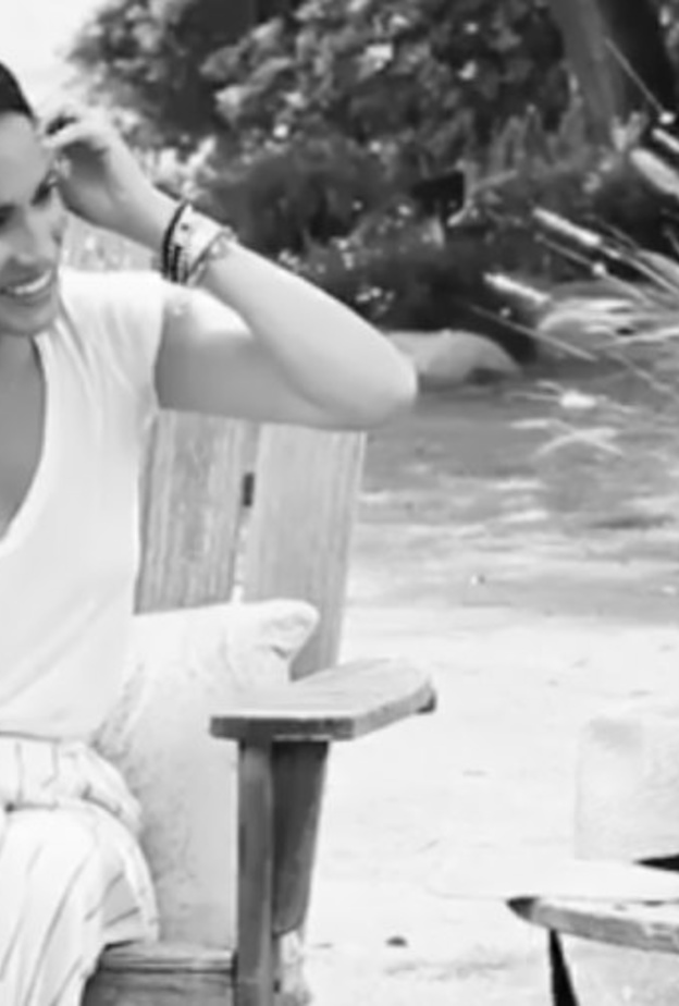 اكملت ميغان اللوك بتيشيرت ابيض