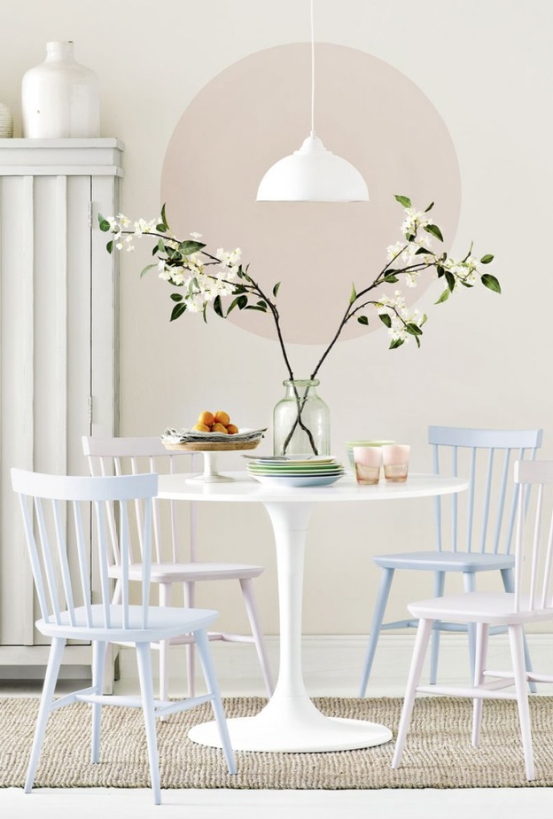  ألوان الباستيل الناعمة في تصميم غرفة طعام صغيرة