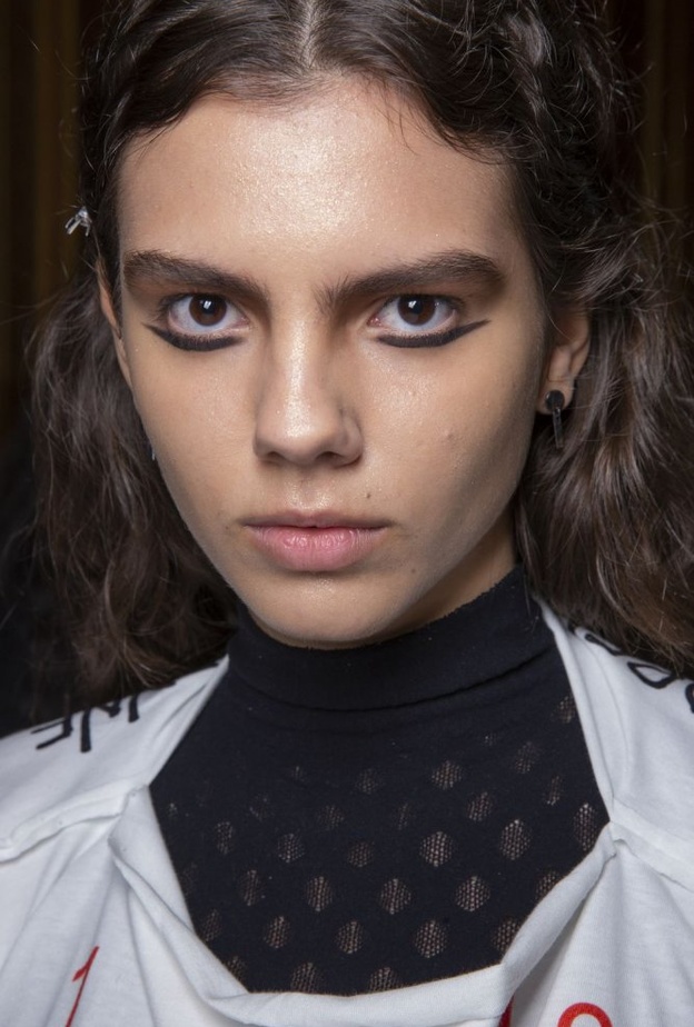  رسمات ايلاينر متجددة على الجفن السفلى للعين من دار Andreas Kronthaler for Vivienne Westwood