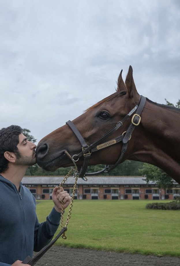 لحظة تقارب جميلة بين الشيخ حمدان والحصان غيّاث الفائز في "جدمونت إنترناشيونال" 