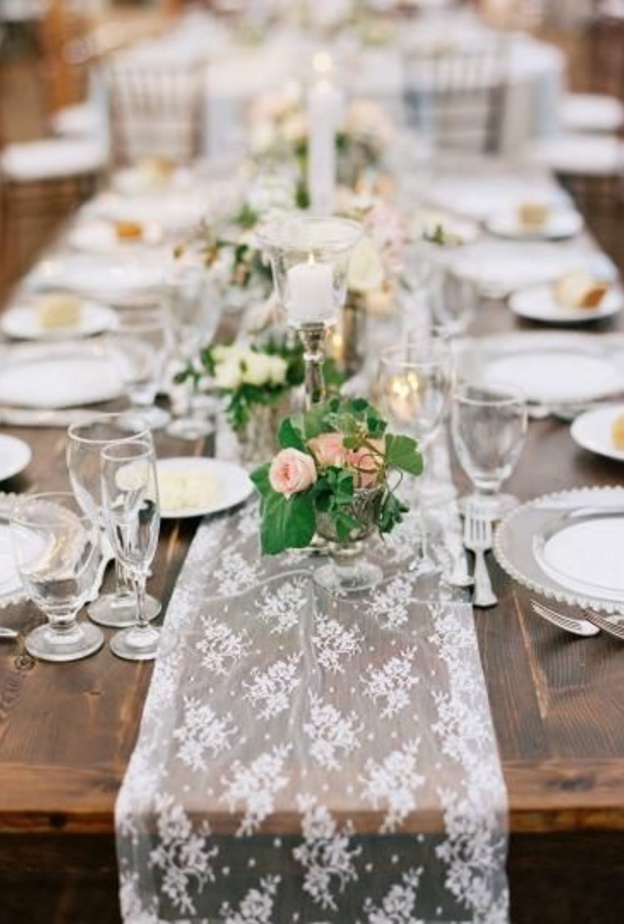  الدانتيل يزين وسط طاولات الزفاف