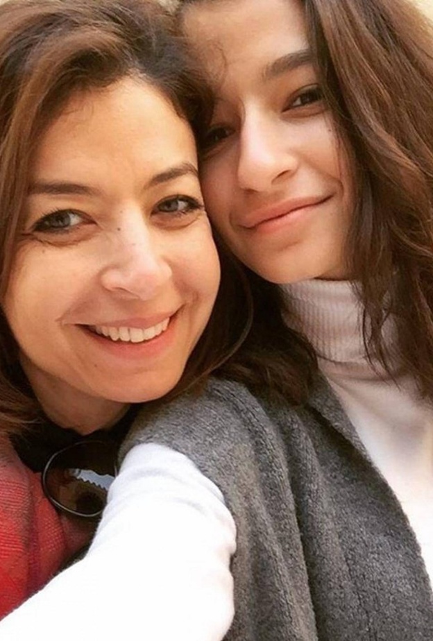 منال سلامة وابنتها