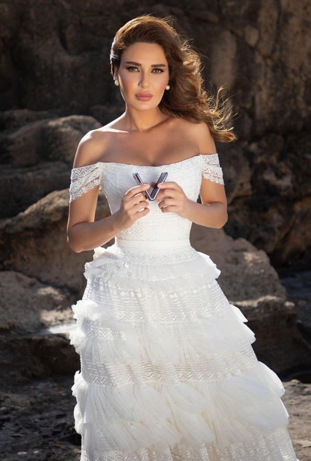 سيرين بدت ساحرة بفستان سهرة من تصميم طوني ورد