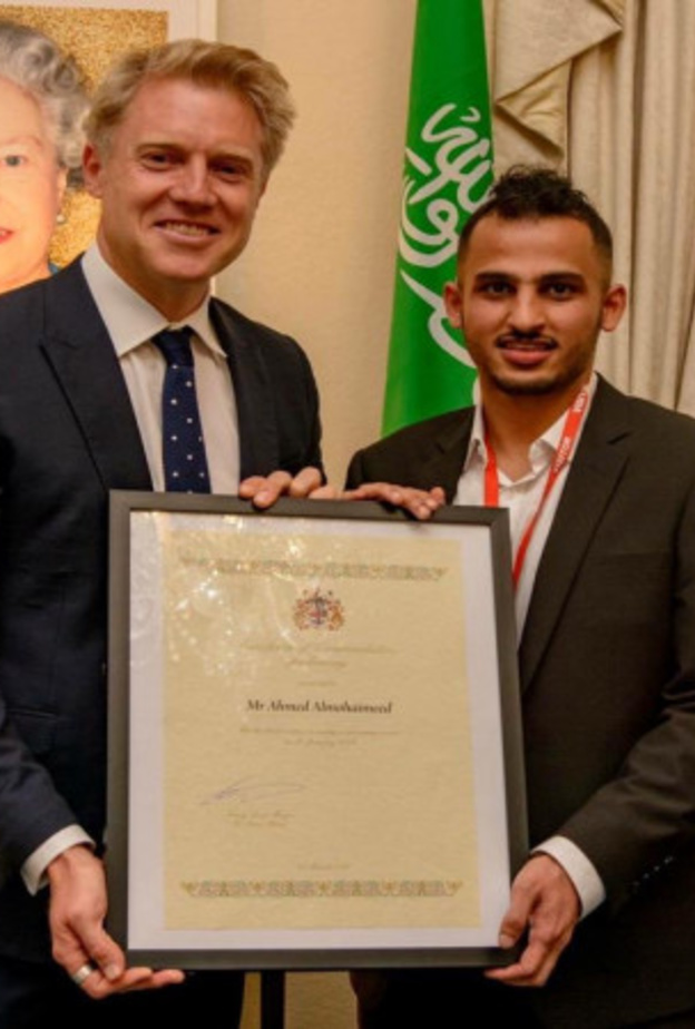 المبتعث أحمد المحيميد أول شخص غير أسترالي يحصل على وسام الشجاعة