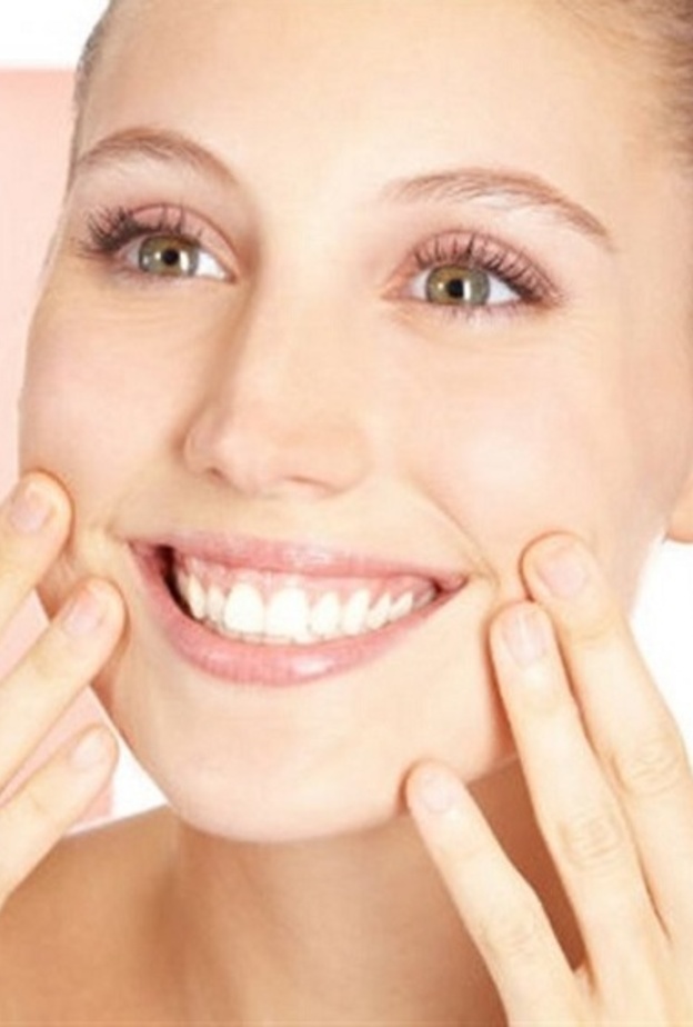 تفتيح الخطوط الداكنة حول الشفاه