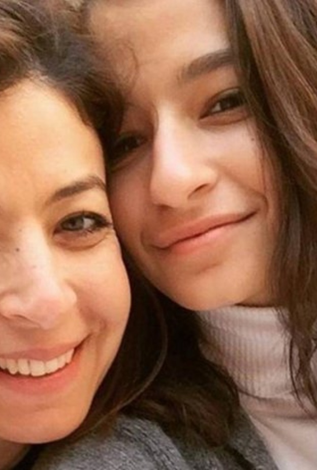 منال سلامة وابنتها