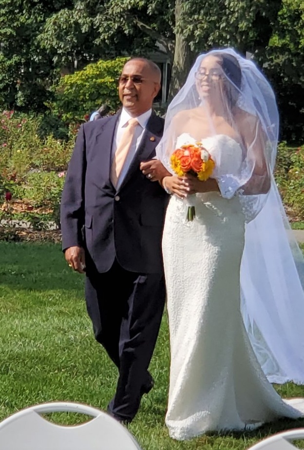 العروس تمشي على الممر أخيرا و هي ترتدي فستان الزفاف الذي أنقذه أمن النقل بالمطار