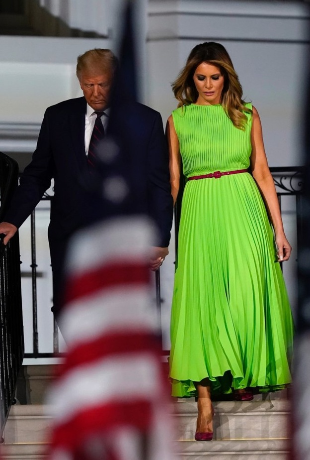 اطلالات ميلانيا ترامب بفساتين ملونة وراقية لدعم زوجها