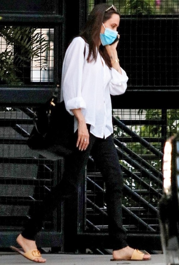  تألقت أنجيلينا بقميص أبيض كلاسيكي من ماركة Givenchy نسقت معه سروال اسود