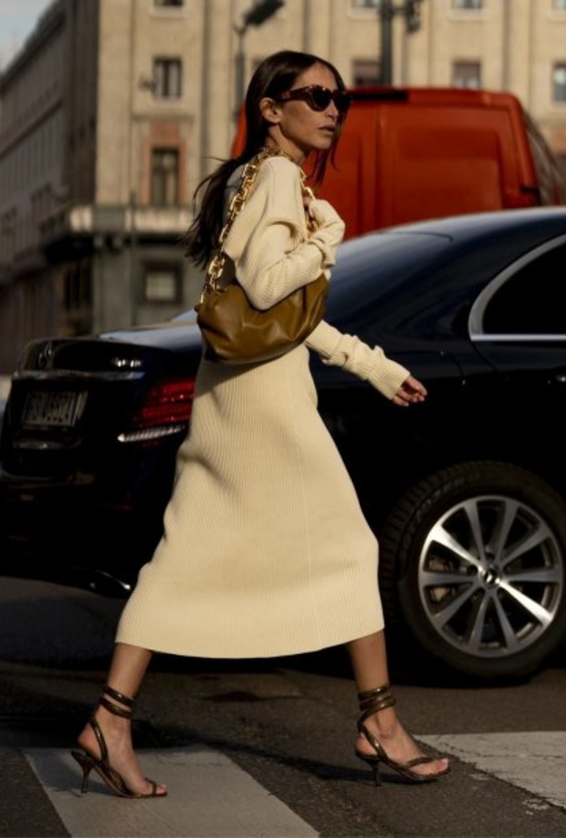  اختاري فساتين الصوف البسيطة ونسيقيها مع الصنادل والحقائب الشبابية لاطلالة خريفية جذابة