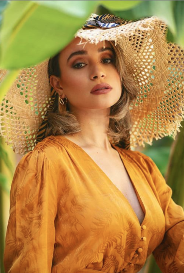 قبعة القش باطلالة جذابة مع اللون الأصفر الخردلي الرائج