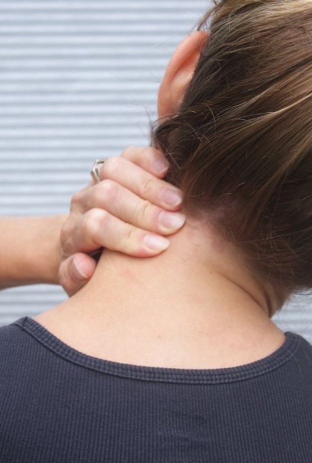 اسباب آلام الرقبة ومؤخرة الرأس وطرق التخلص منها