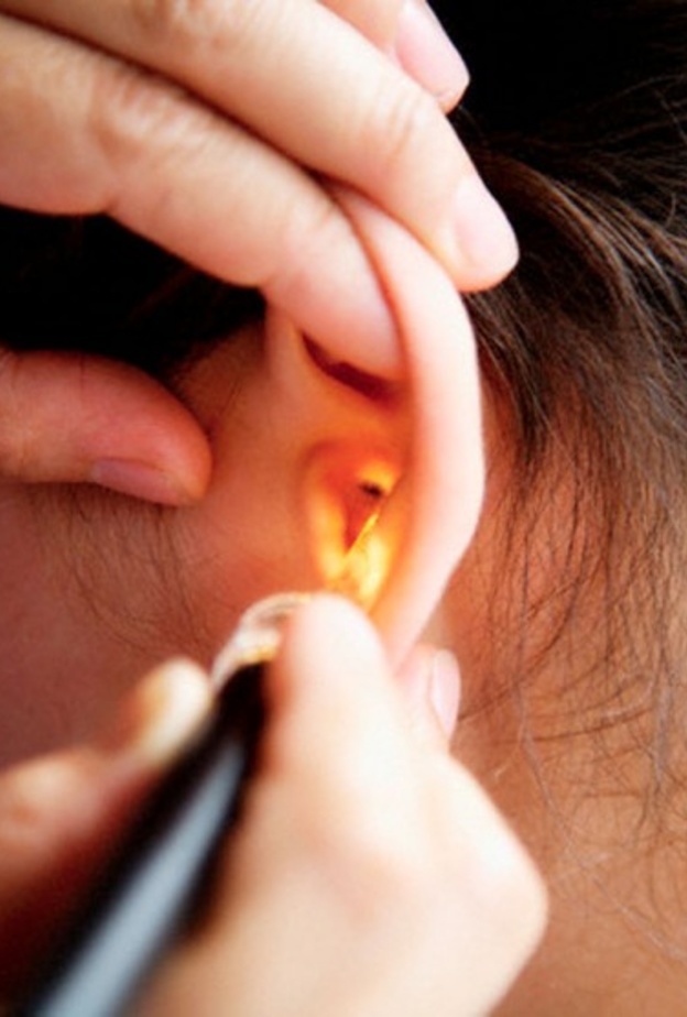 أعراض انسداد الأذن وطرق علاجها