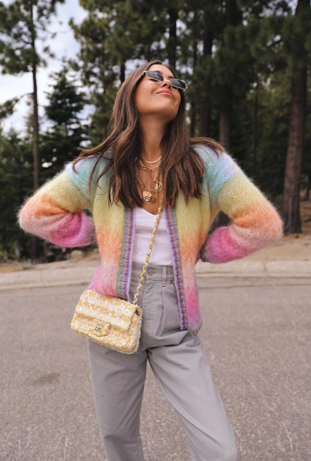  كارديغان انثوي وأنيق بتدرجات لونية ناعمة مع ستايلك بالجينز