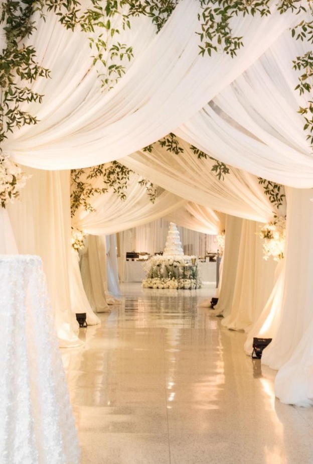  طرق تزيين سقف قاعات حفلات الزفاف باستخدام أقمشة الشيفون