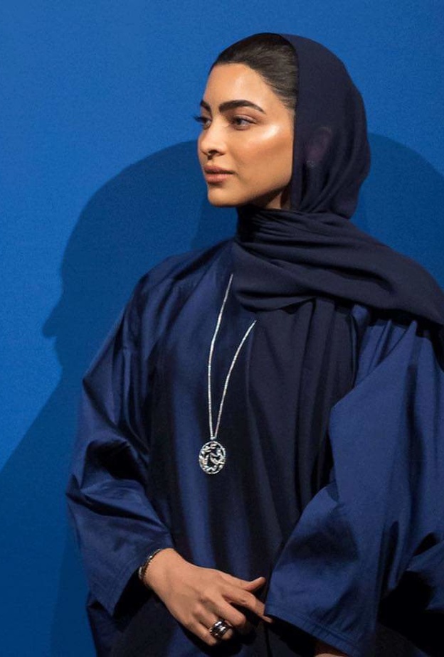  تنسيق المجوهرات الفاخرة مع العبايات بوحي من منال الحمادي