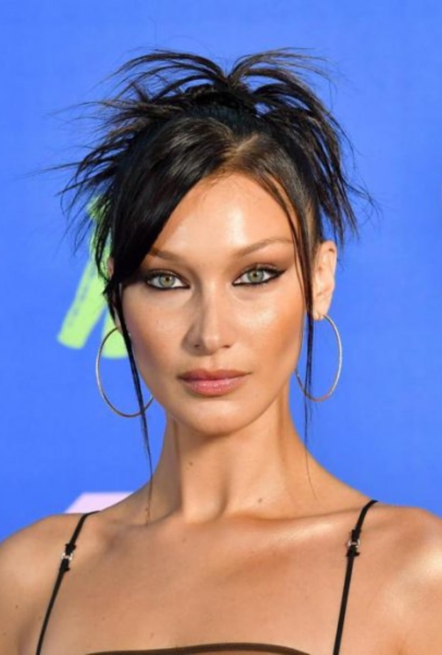 تسريحة شعر bella hadid العفوية ومكياج عيونها السحوب