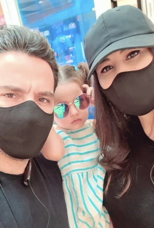 صورة لطيفة لوسام بريدي برفقة زوجته ريم السعيدي وابنتهما