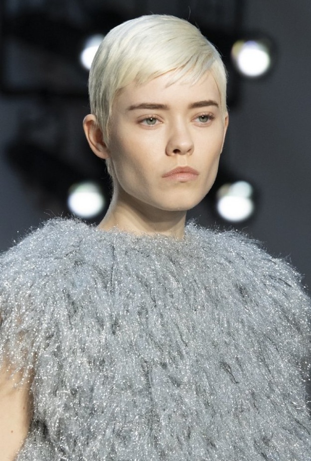 تسريحات شعر ذكورية للنساء في اطلالات خريف 2020 من J.W. Anderson