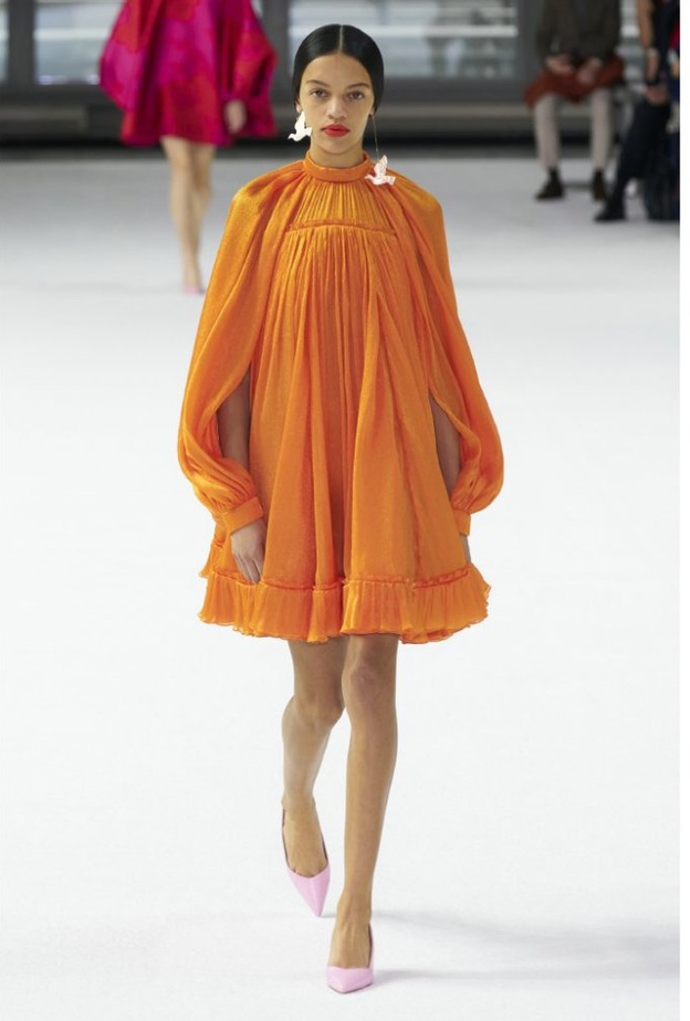 موديلات ملابس خريف 2020 مرجانية ولماعة من دار Carolina Herrera