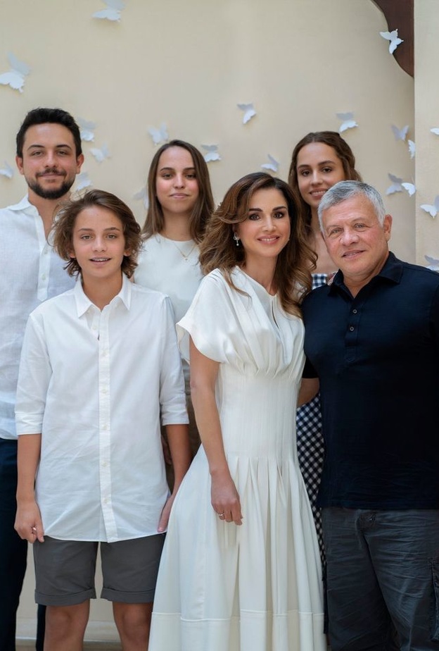  بدت ساحرة بفستان ميدي أنيق أبيض من تصميم Proenza Schouler