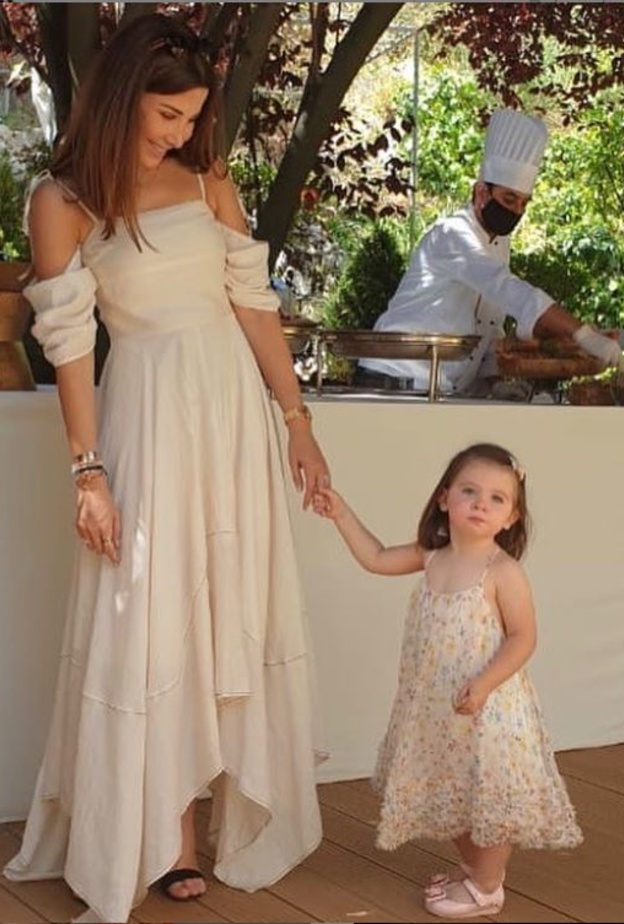 نانسي إختارت فستان ماكسي باللون البيج تميّز بقصته الـasymmetric