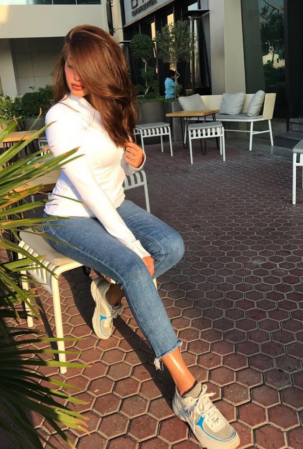 تنسيق البنطلون الجينز  الشبابي على طريقة مدونة الموضة فوز الفهد