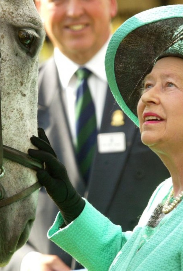 فيلم وثائقي يكشف عن القاعدة التي تتبعها ملكة بريطانيا عند مقابلة الأشخاص الجدد