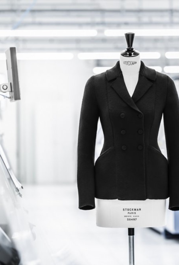 Dior تعيد ابتكار سترة "بار" بإصدار محبوك غير مسبوق