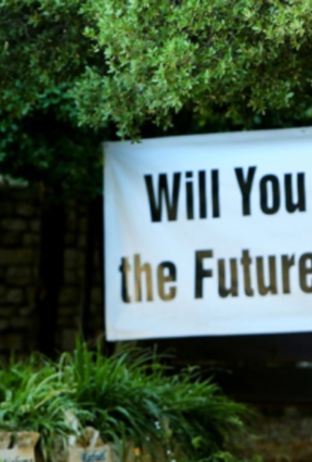 صورة العروسين اثناء طلب اليد