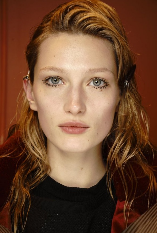  مكياج عيون نيود مع الماسكارا الكثيفة والسوداء من Molly Goddard