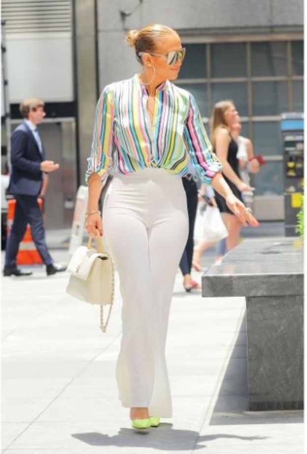 موديلات بناطيل بيضاء مع القمصان المقلمة مستوحى من جنيفر لوبيز