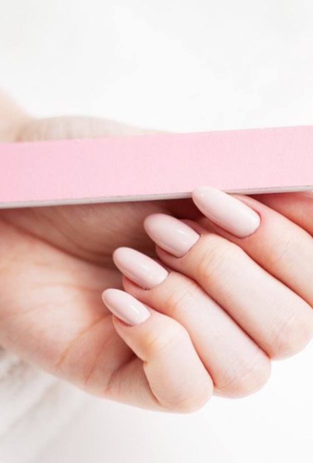 طريقة ازالة طلاء الاظافر الجل في المنزل بدون عناء