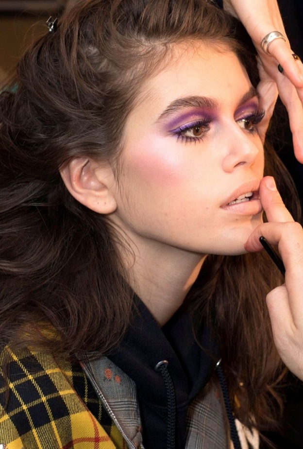 طريقة تطبيق مكياج بنفسجي بأسلوب Kaia Gerber