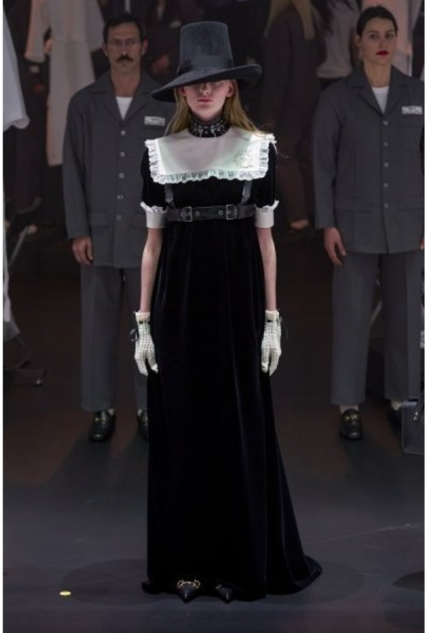 موديلات فساتين مخمل باللون الاسود من Fendi