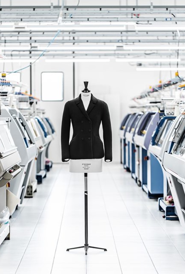  Dior تعيد ابتكار سترة "بار" بإصدار محبوك غير مسبوق