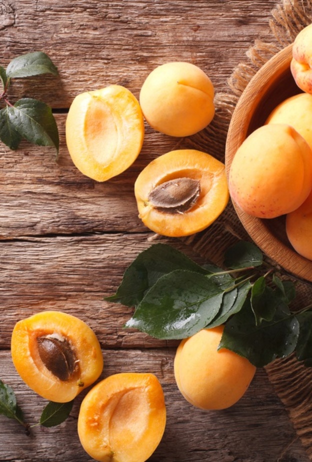 المشمش فاكهة الصيف غنية بالفوائد الصحية والجمالية