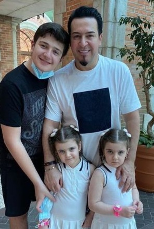 رضا العبدالله مع اولاده