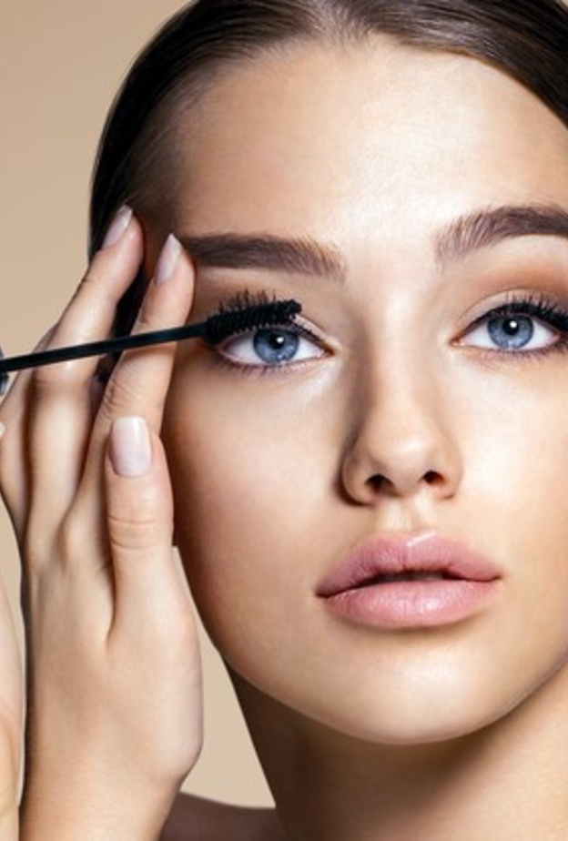 وصفات طبيعية لتكثيف وتغذية الرموش والحواجب